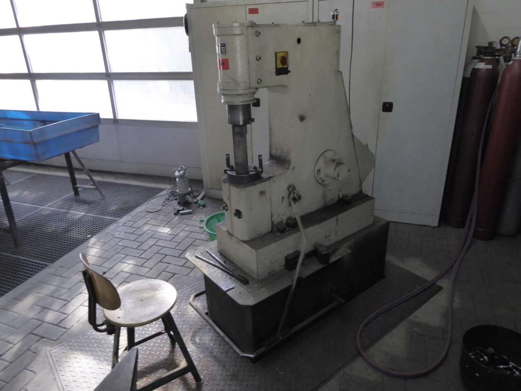 Maszyny do produkcji okuć meblowych i zestawów drzwiowych-3