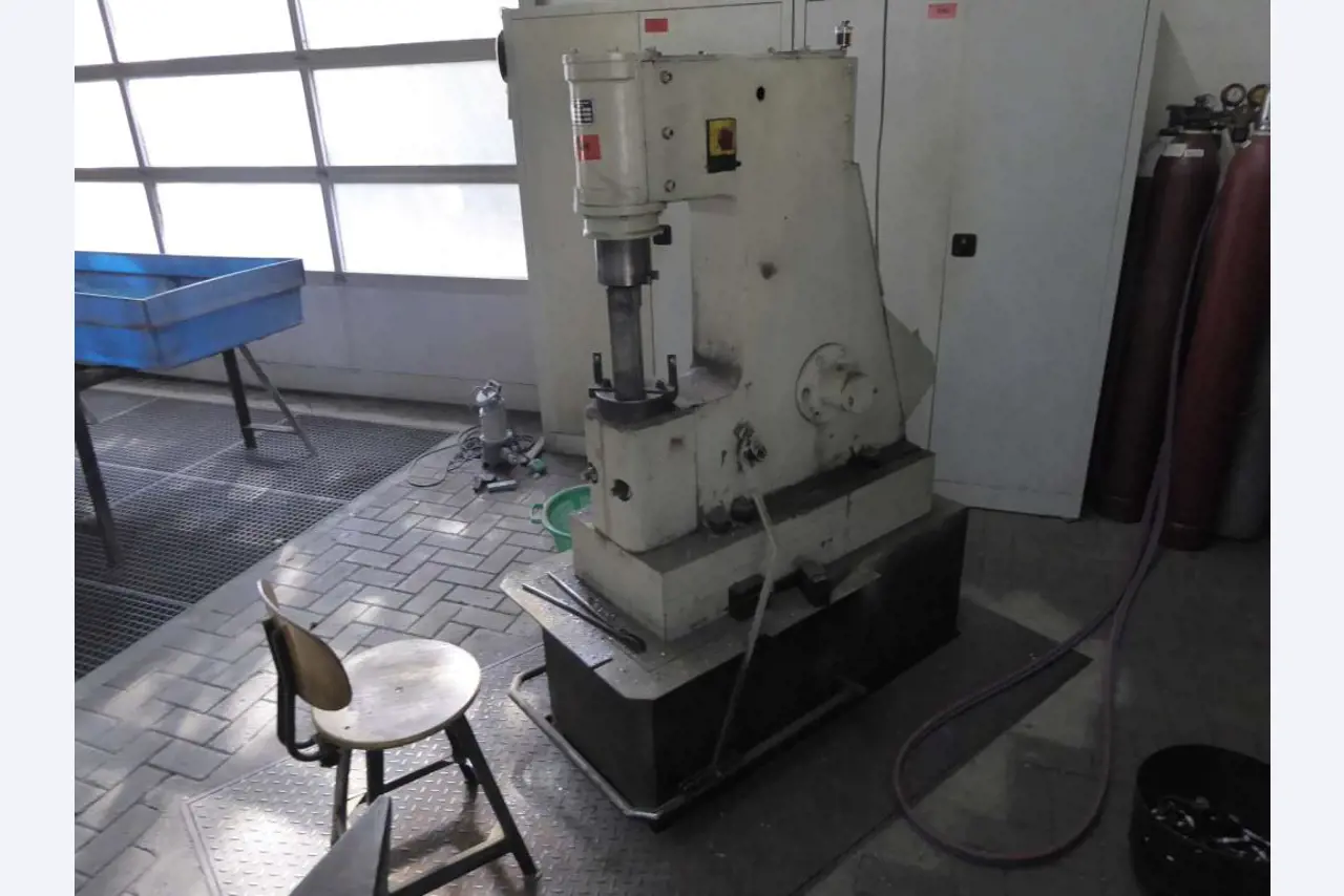 Máquinas para la fabricación de herrajes para muebles y juegos de puertas-3