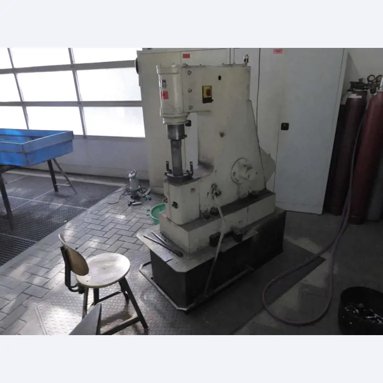 Máquinas para la fabricación de herrajes para muebles y juegos de puertas-3