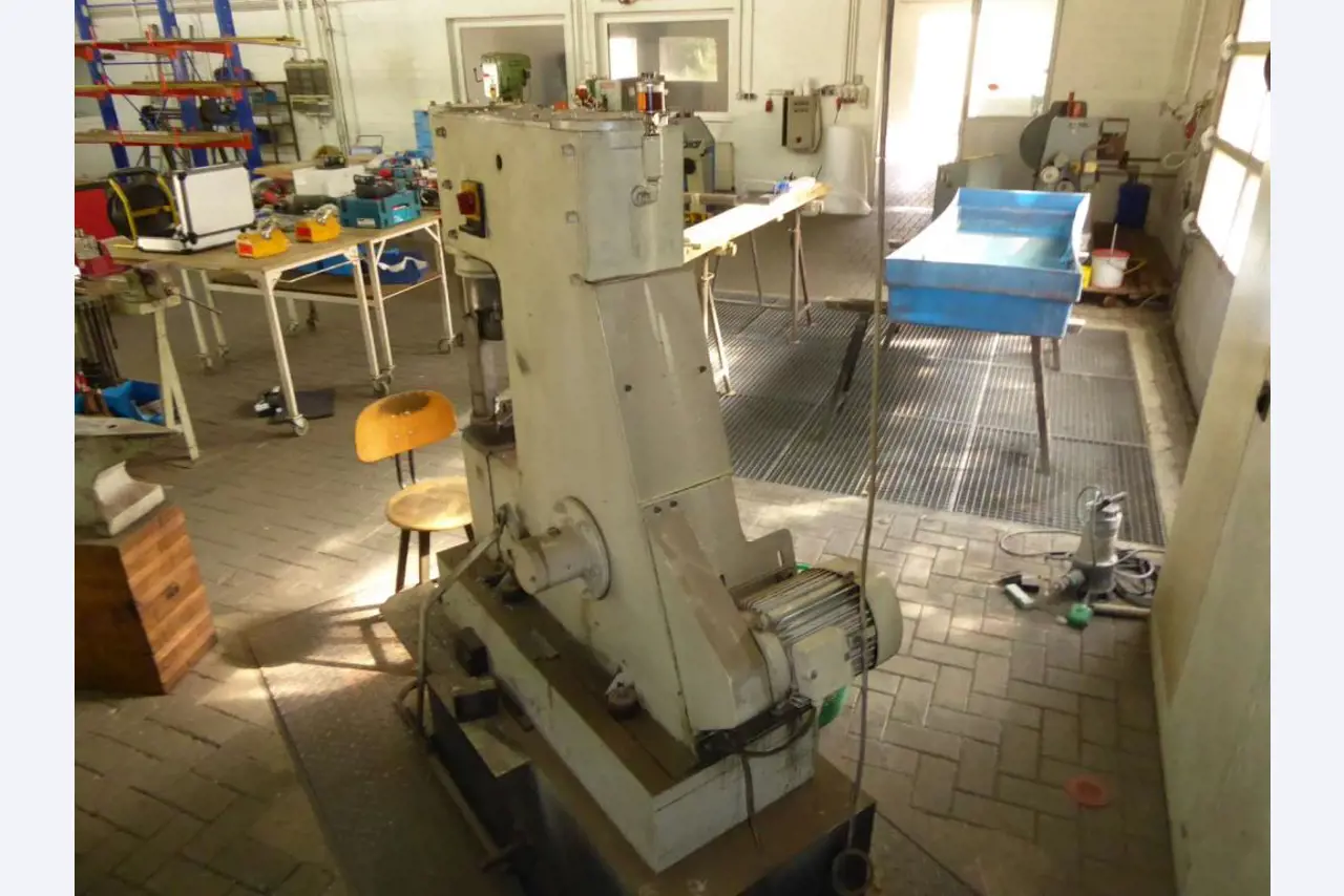 Máquinas para la fabricación de herrajes para muebles y juegos de puertas-4