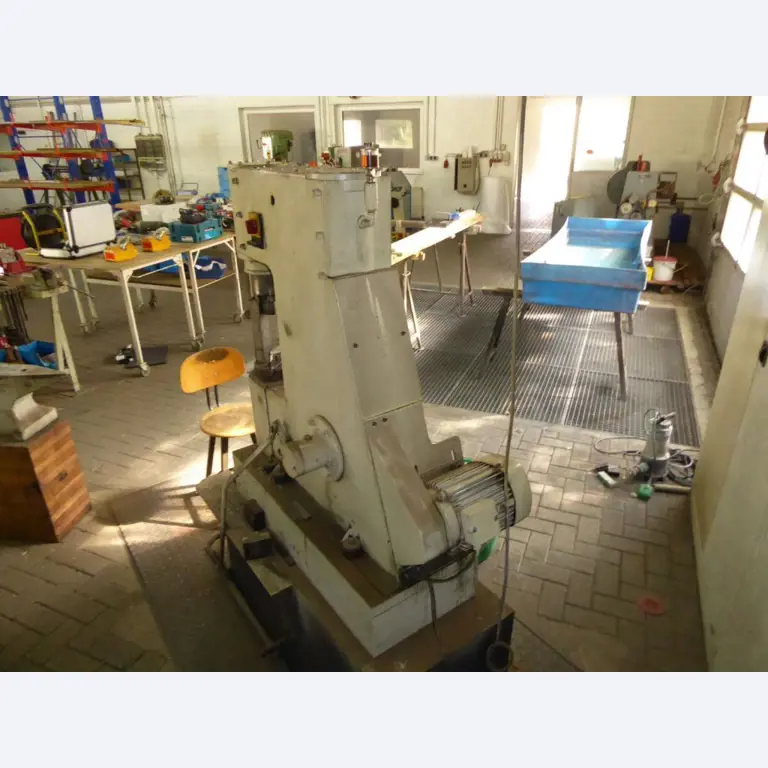 Máquinas para la fabricación de herrajes para muebles y juegos de puertas-4