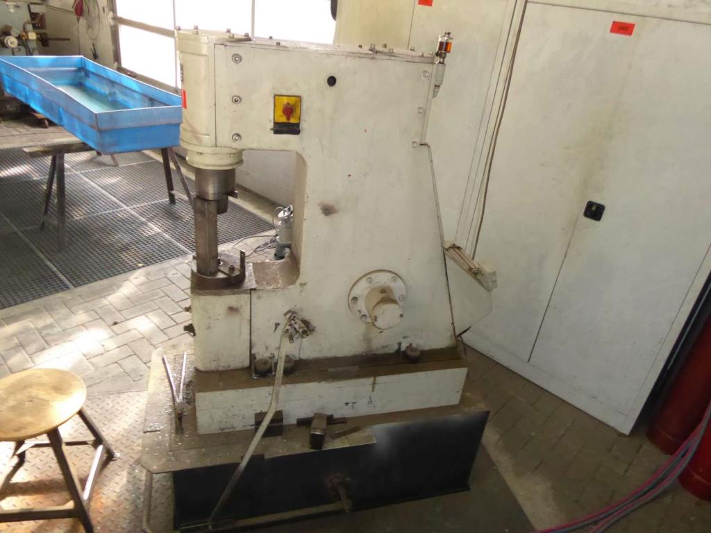 Maszyny do produkcji okuć meblowych i zestawów drzwiowych-5