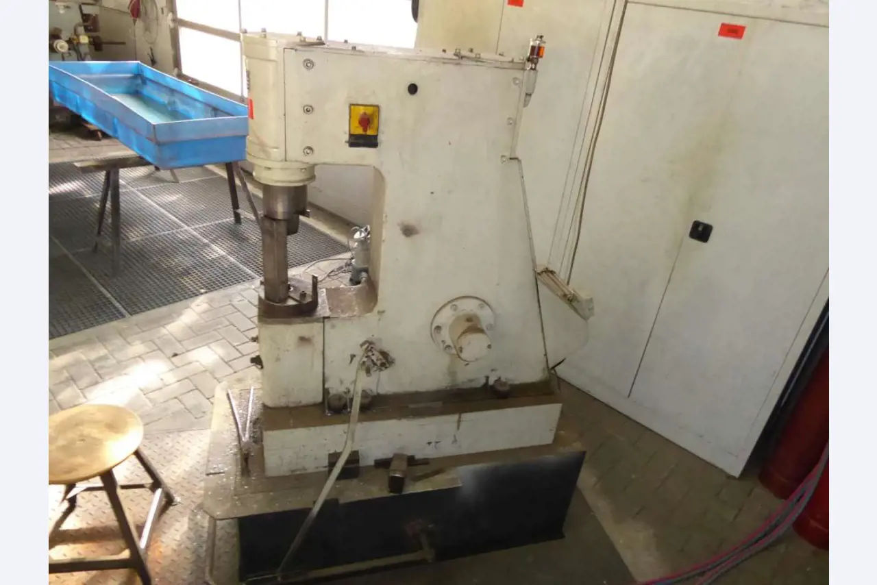 Máquinas para la fabricación de herrajes para muebles y juegos de puertas-5