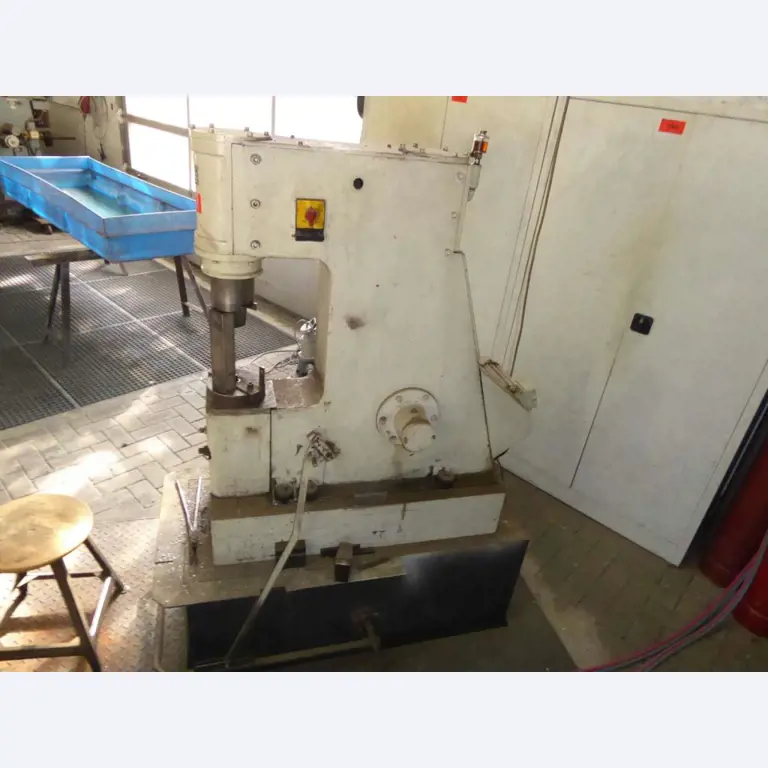 Máquinas para la fabricación de herrajes para muebles y juegos de puertas-5