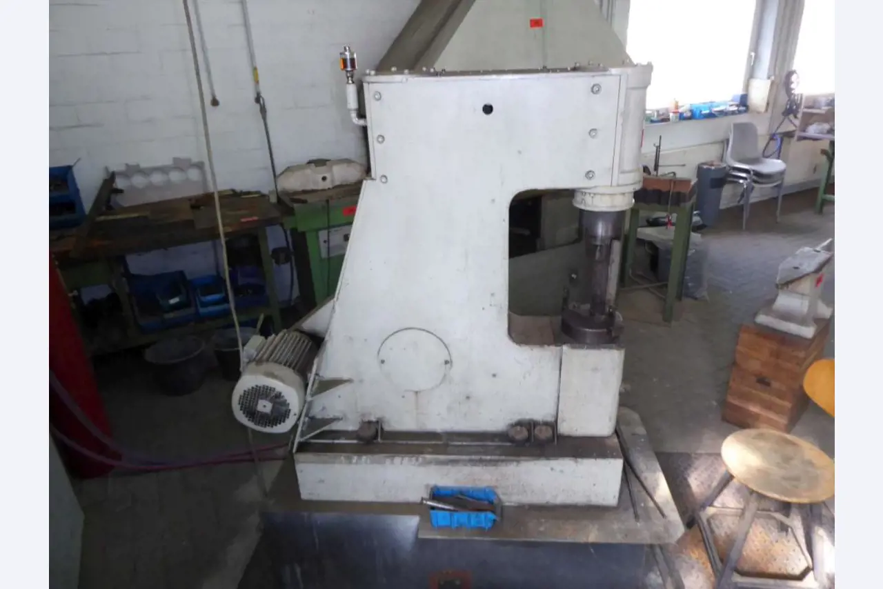 Máquinas para la fabricación de herrajes para muebles y juegos de puertas-6