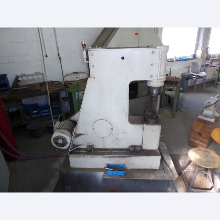 Máquinas para la fabricación de herrajes para muebles y juegos de puertas-6