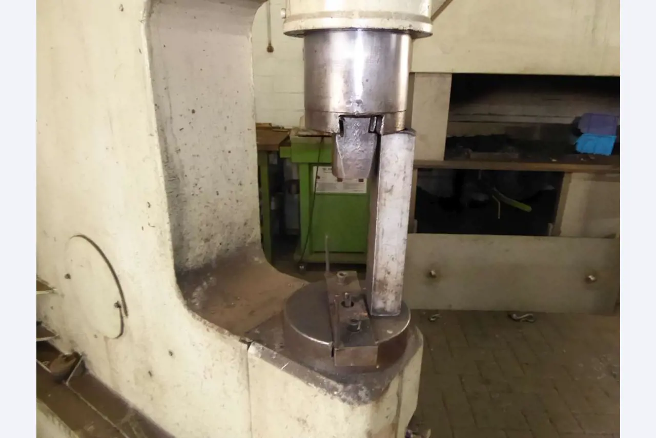 Máquinas para la fabricación de herrajes para muebles y juegos de puertas-7