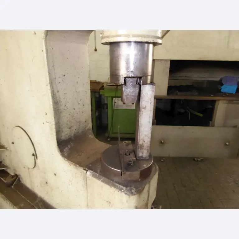 Máquinas para la fabricación de herrajes para muebles y juegos de puertas-7