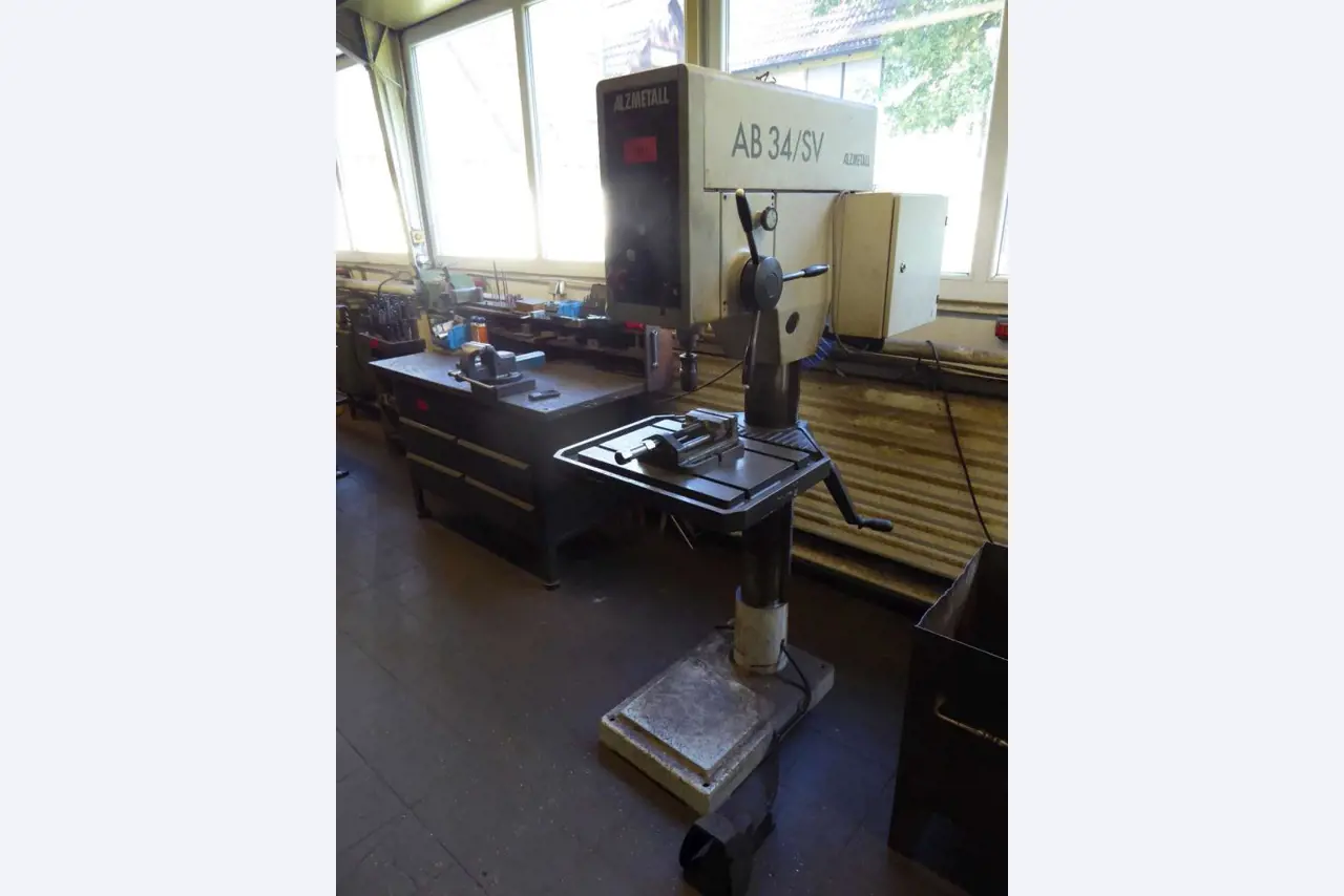Machines pour la fabrication de ferrures de meubles et de garnitures de portes-13