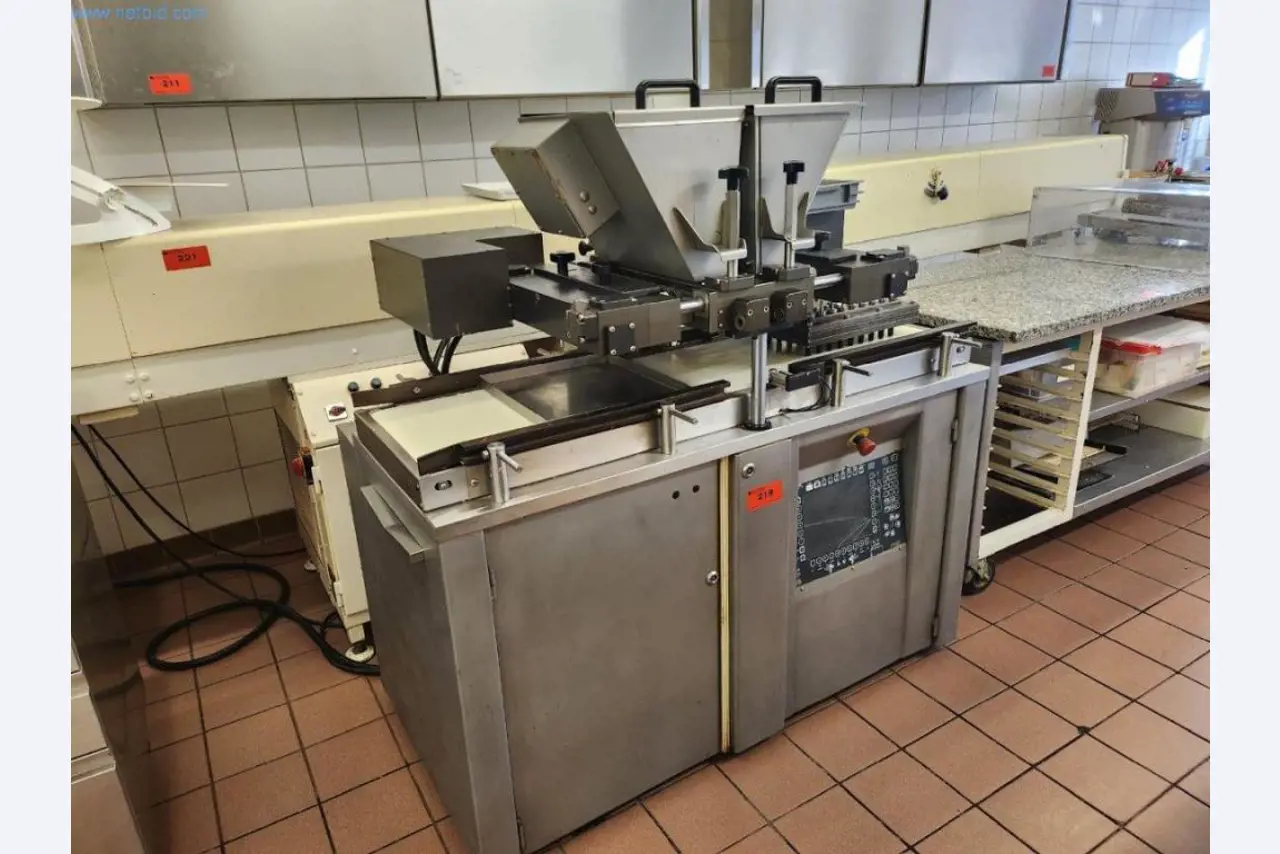 Equipement et machines de boulangerie, machines de pâtisserie, équipement de stockage, parc de véhicules-1