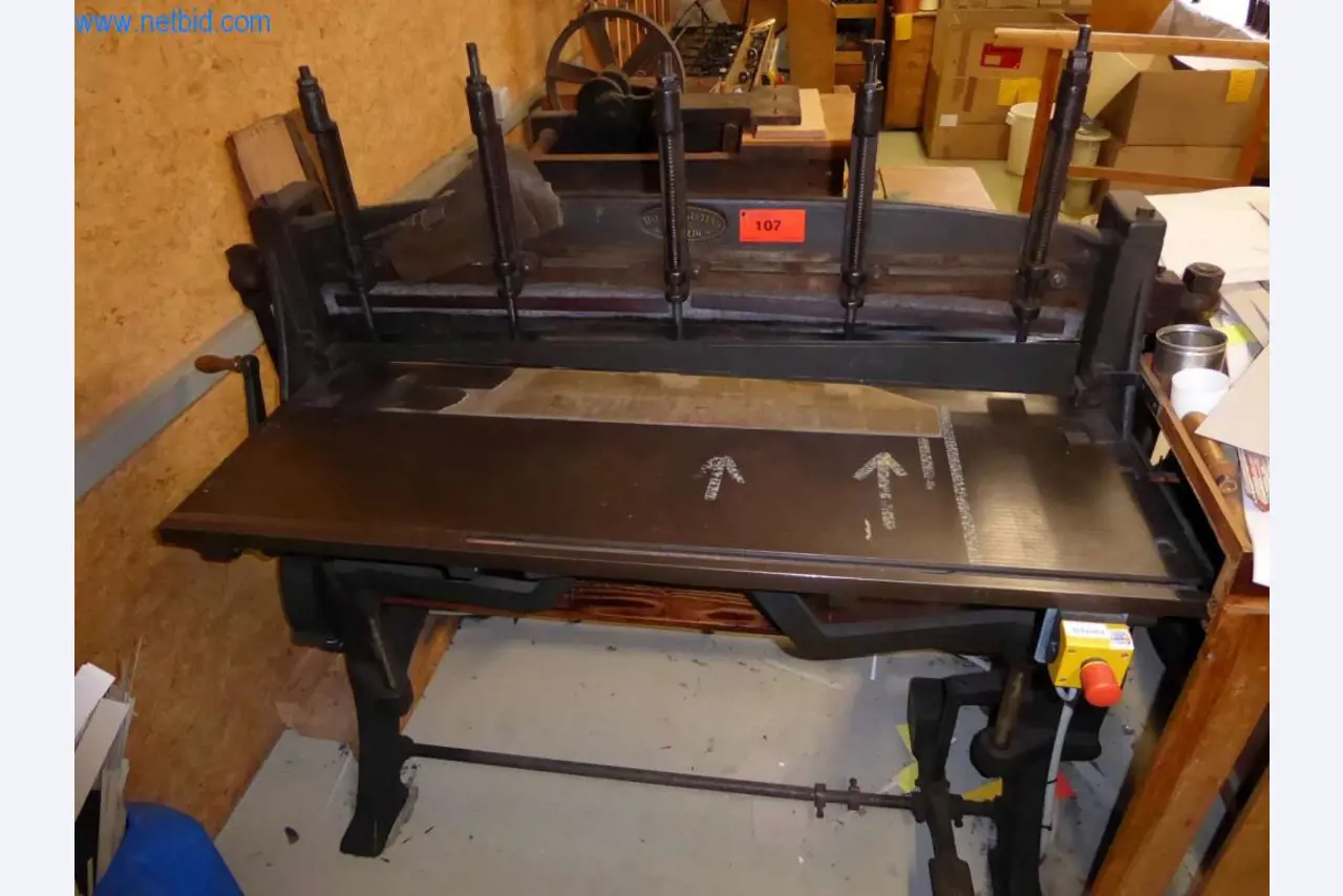 Máquinas para la fabricación de artículos de cuero, guarnicionería y talabartería-1