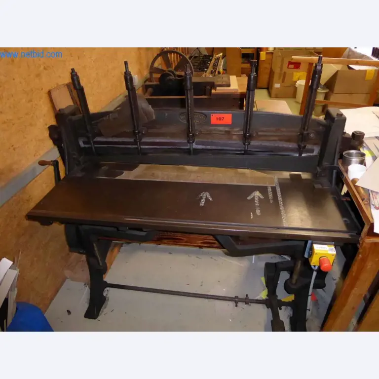 Máquinas para la fabricación de artículos de cuero, guarnicionería y talabartería-1