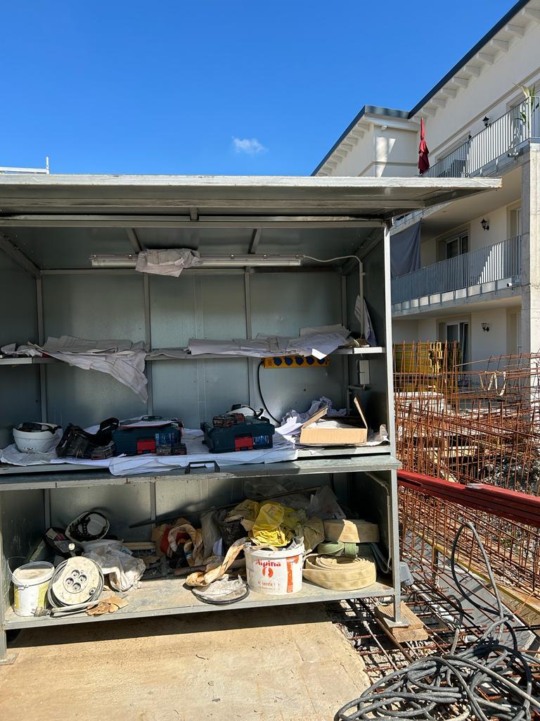 Máquinas de construção, acessórios de construção, andaimes, vigas de cofragem, suportes, máquinas e veículos para trabalhar metais-1