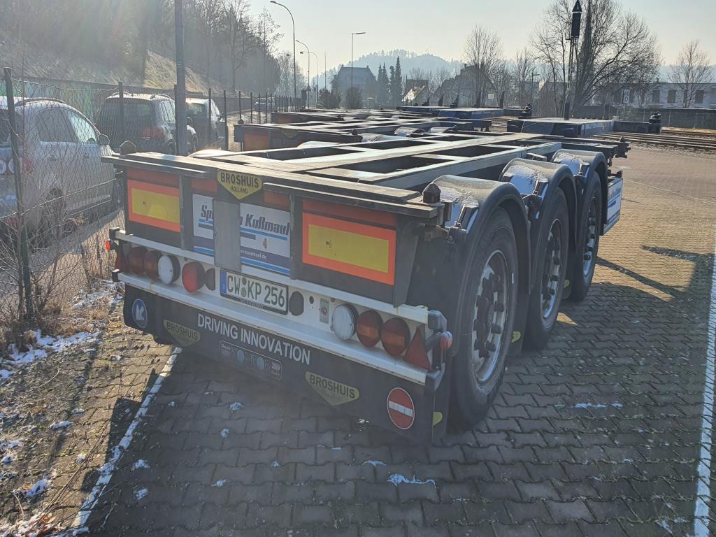 Semi-reboques - Carroçarias de troca - Contentores - Empilhadores pesados-1