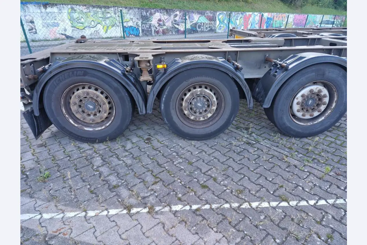 Návesy - Výmenné nástavby - Kontejnery - Težké vysokozdvižné vozíky-3