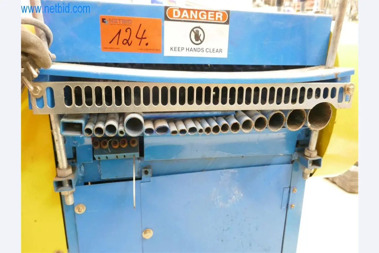 Máquinas e equipamento de uma empresa de construção de estradas-2