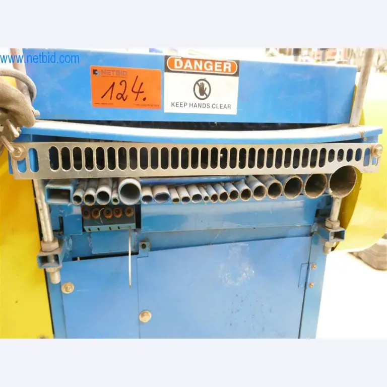 Máquinas e equipamento de uma empresa de construção de estradas-2