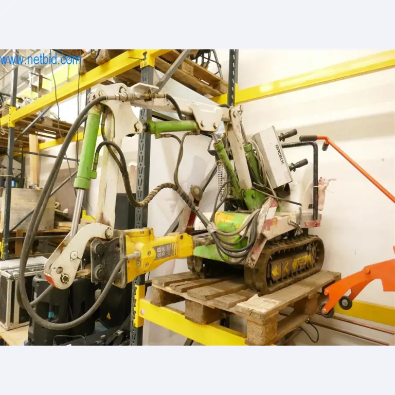 Máquinas y equipos de una empresa de construcción de carreteras-1