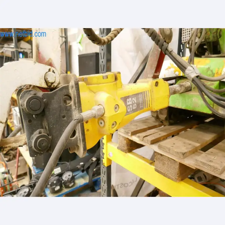 Máquinas y equipos de una empresa de construcción de carreteras-2