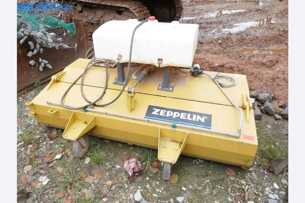 Máquinas e equipamento de uma empresa de construção de estradas-1