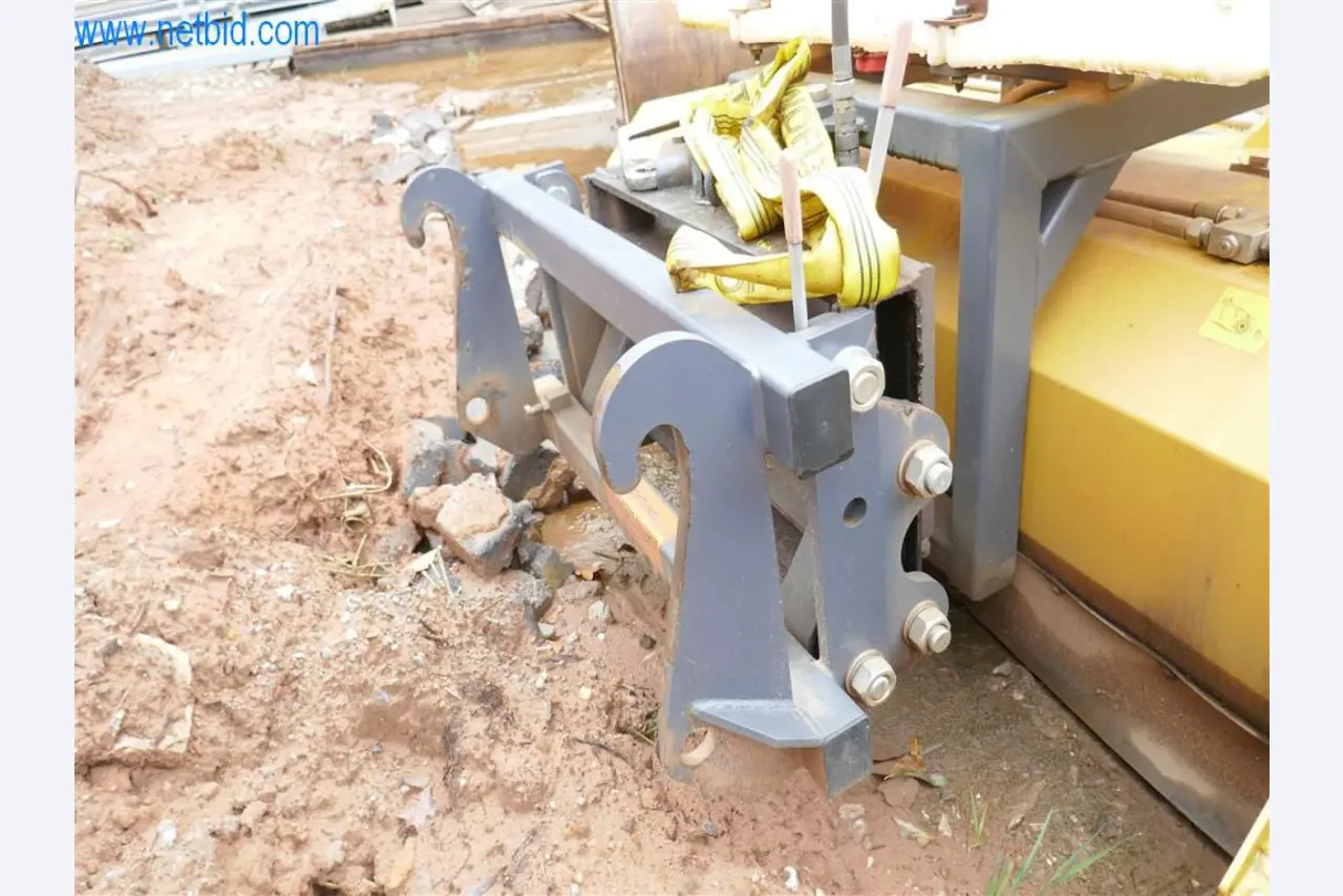 Máquinas e equipamento de uma empresa de construção de estradas-3