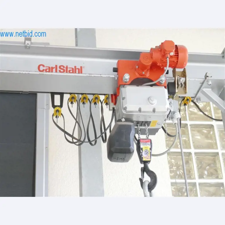 Máquinas e equipamento de uma empresa de construção de estradas-3