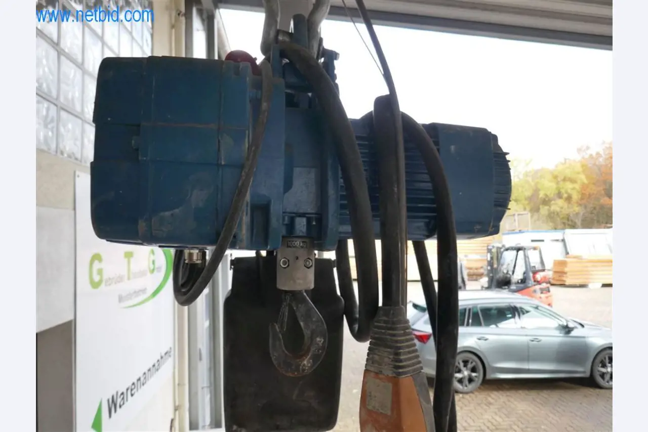 Máquinas e equipamento de uma empresa de construção de estradas-5