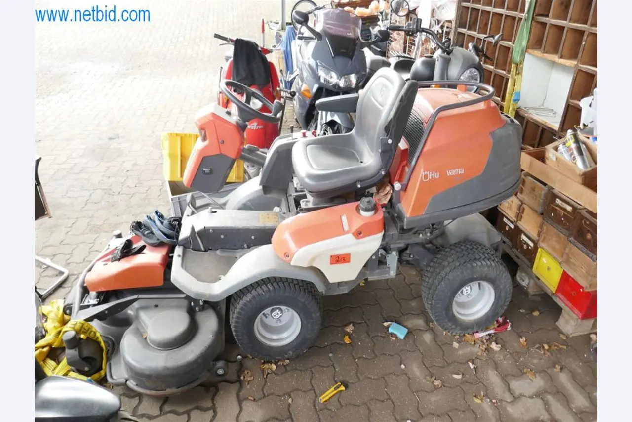 Máquinas e equipamento de uma empresa de construção de estradas-1