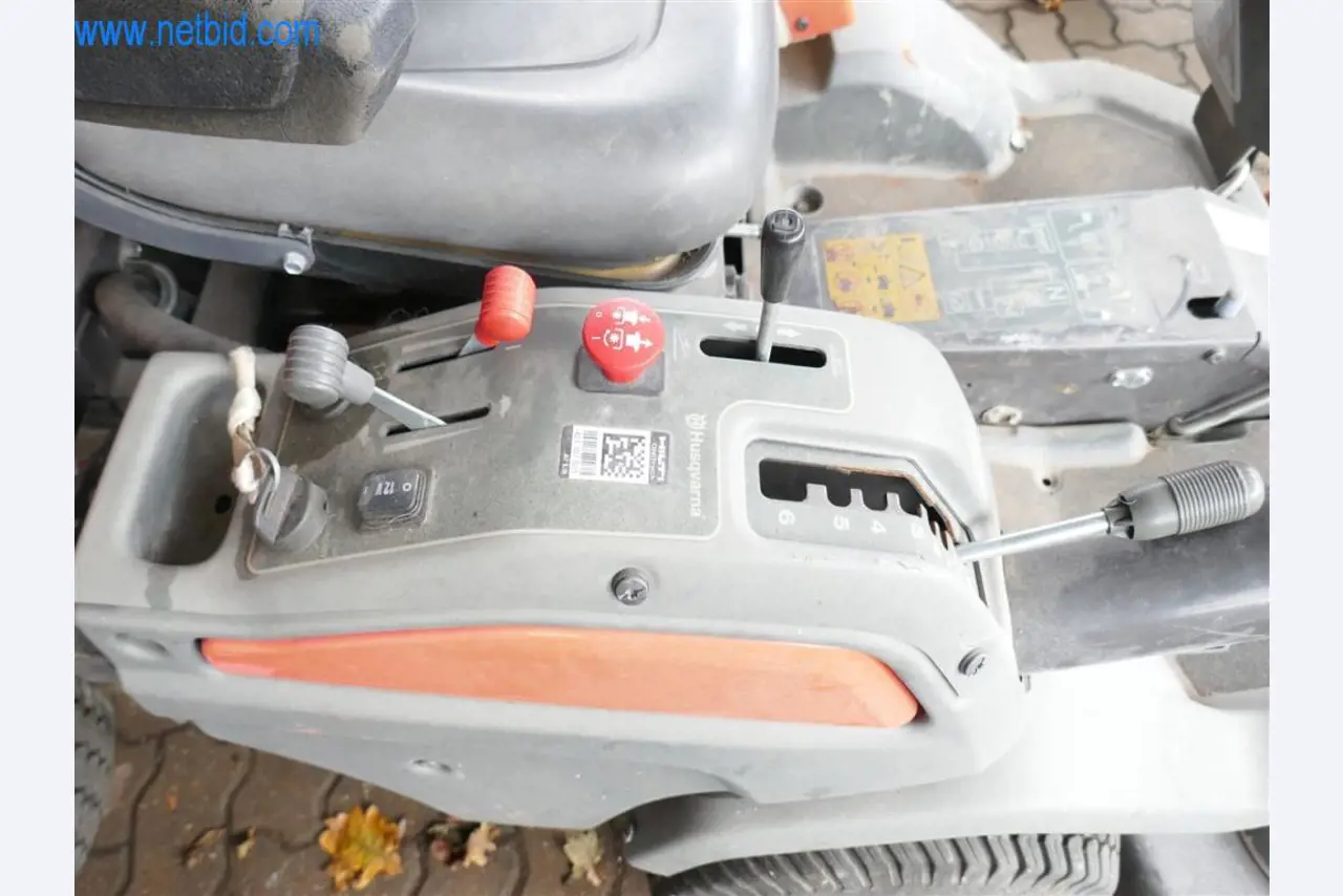 Máquinas e equipamento de uma empresa de construção de estradas-3