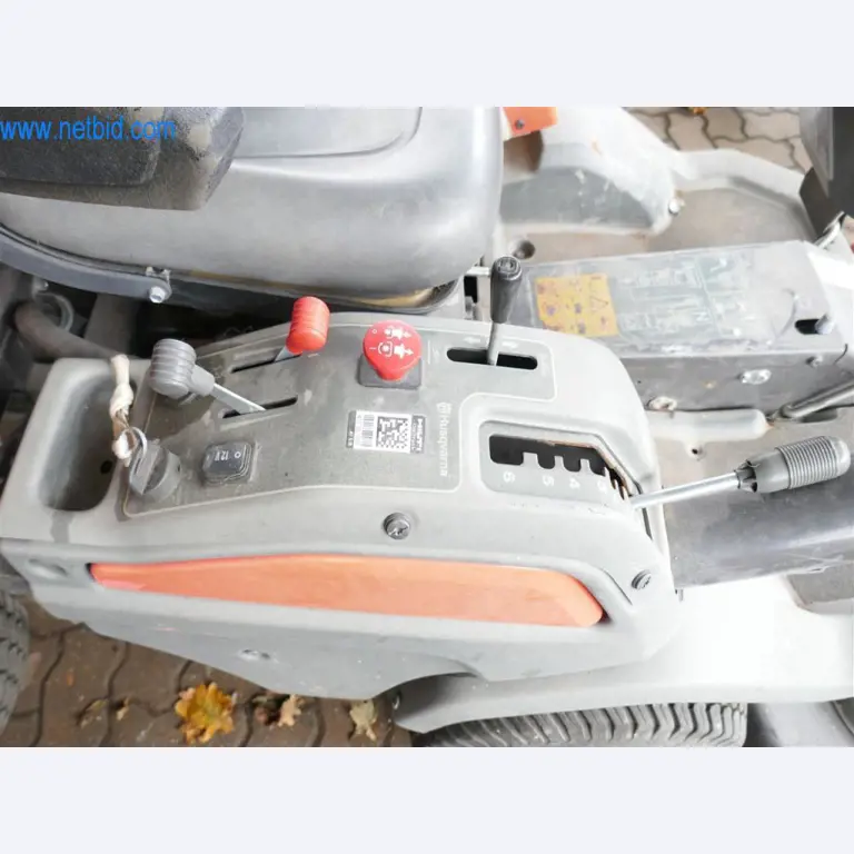 Máquinas e equipamento de uma empresa de construção de estradas-3