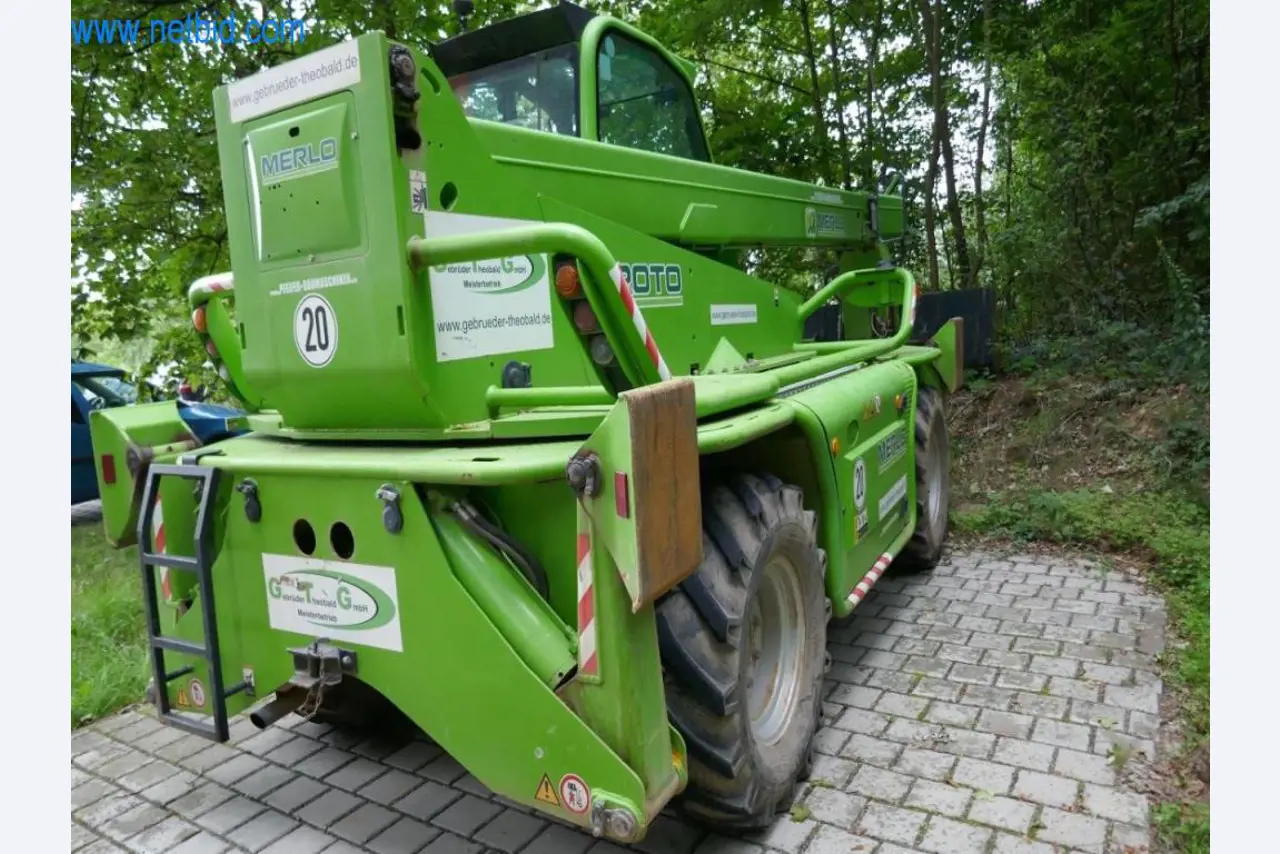 Máquinas e equipamento de uma empresa de construção de estradas-1