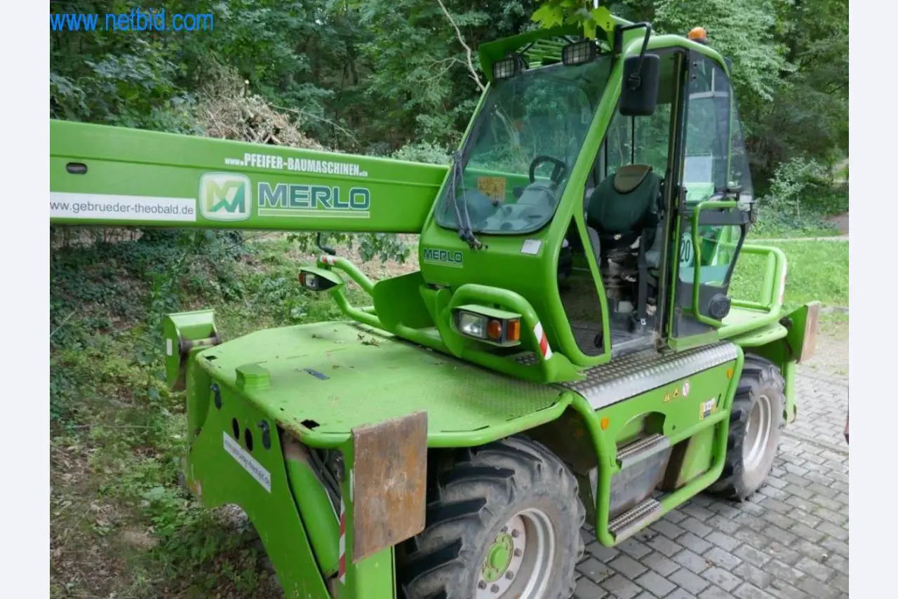 Máquinas e equipamento de uma empresa de construção de estradas-8