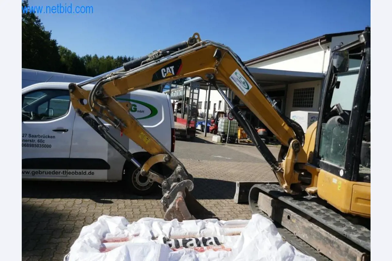 Máquinas y equipos de una empresa de construcción de carreteras-12