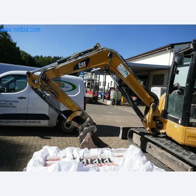 Máquinas y equipos de una empresa de construcción de carreteras-12