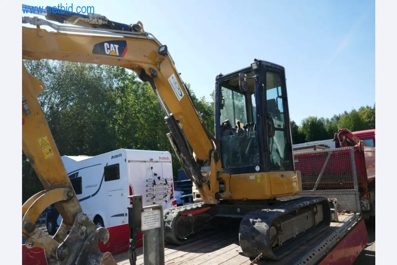 Máquinas y equipos de una empresa de construcción de carreteras-1