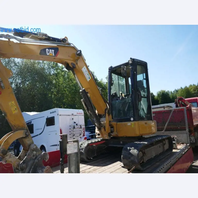 Máquinas y equipos de una empresa de construcción de carreteras-1