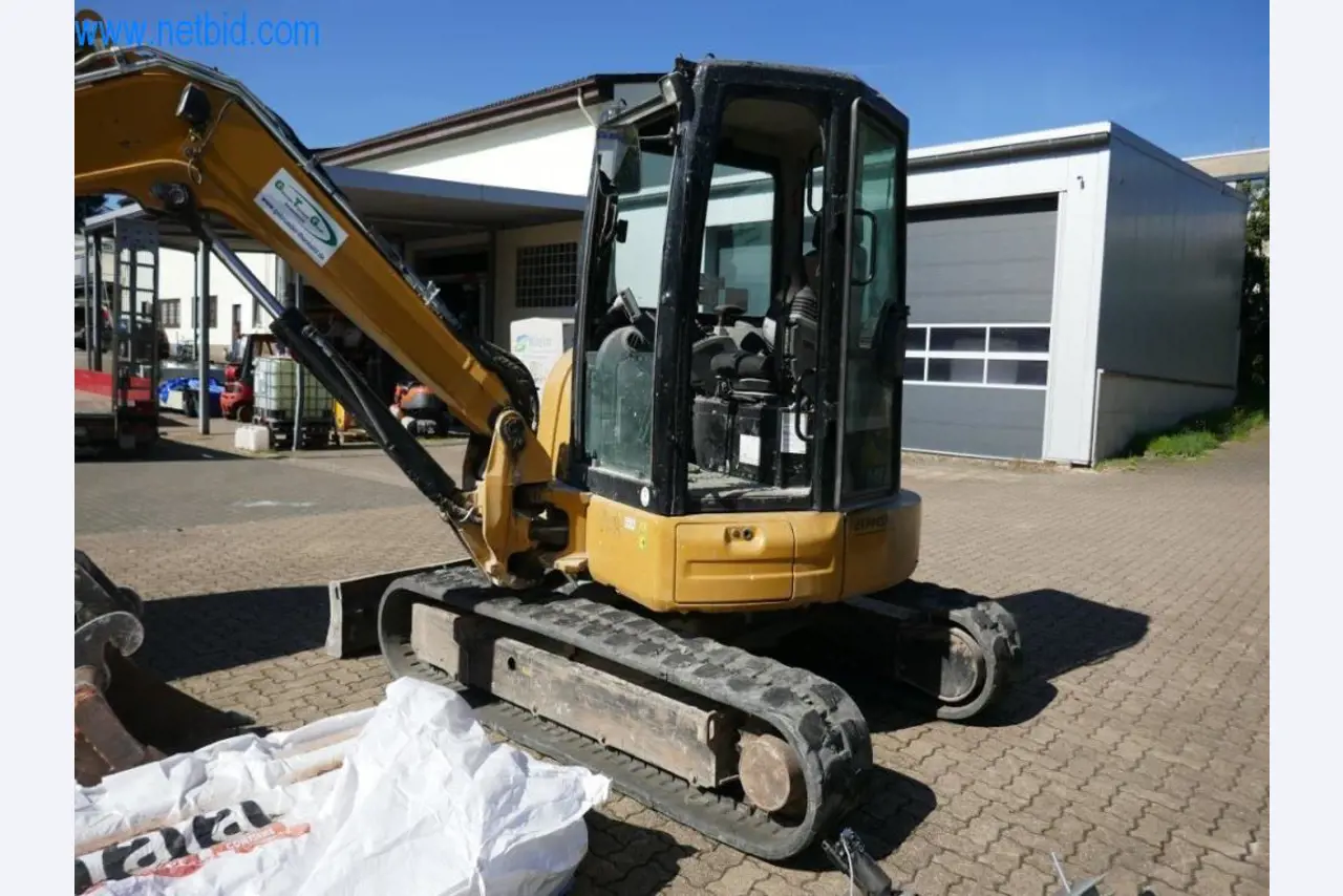 Máquinas y equipos de una empresa de construcción de carreteras-2