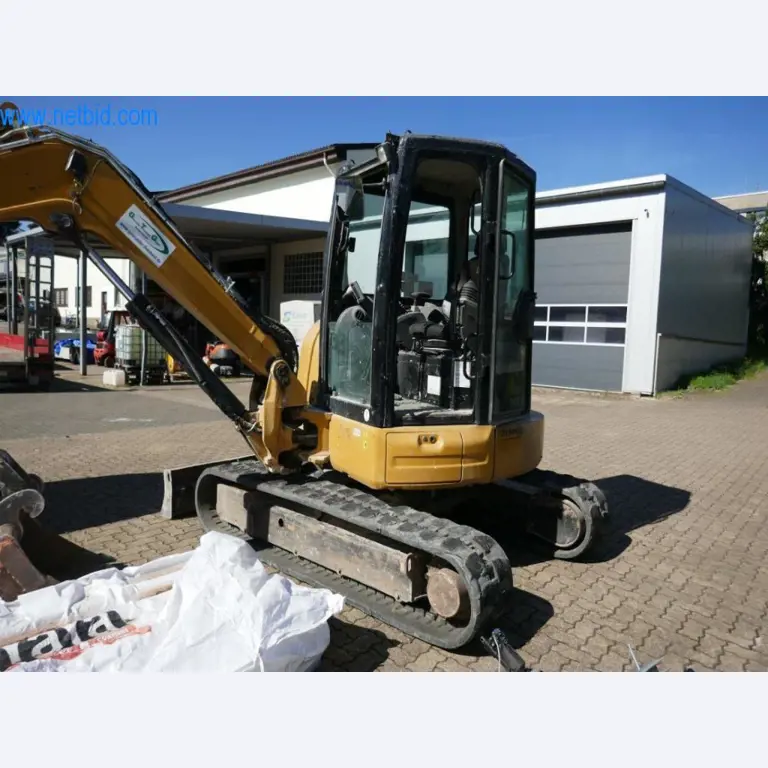 Máquinas y equipos de una empresa de construcción de carreteras-2