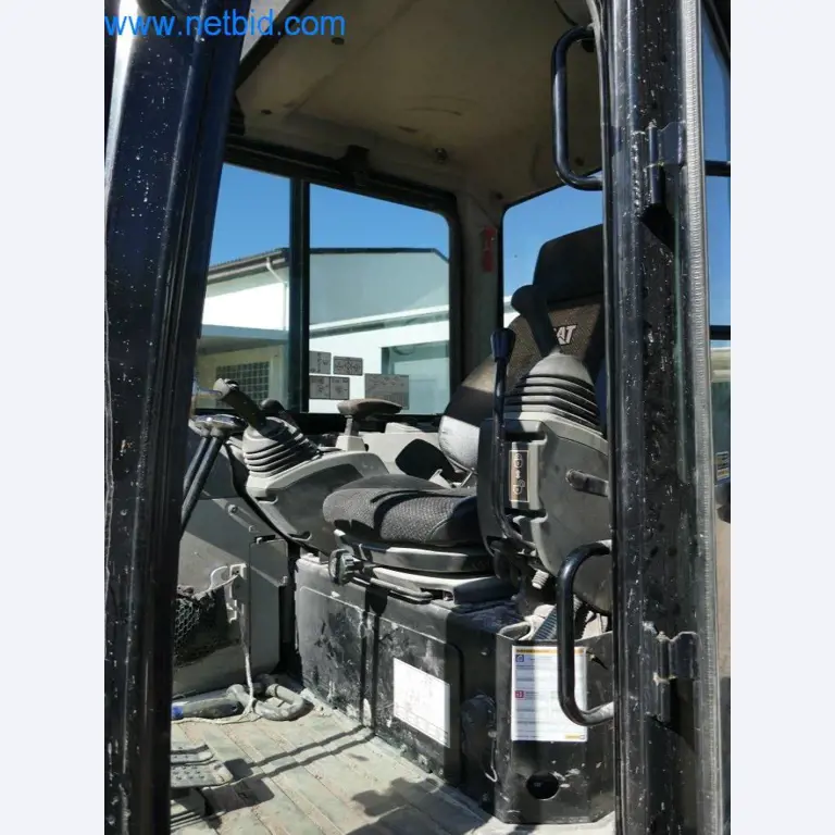 Máquinas y equipos de una empresa de construcción de carreteras-6