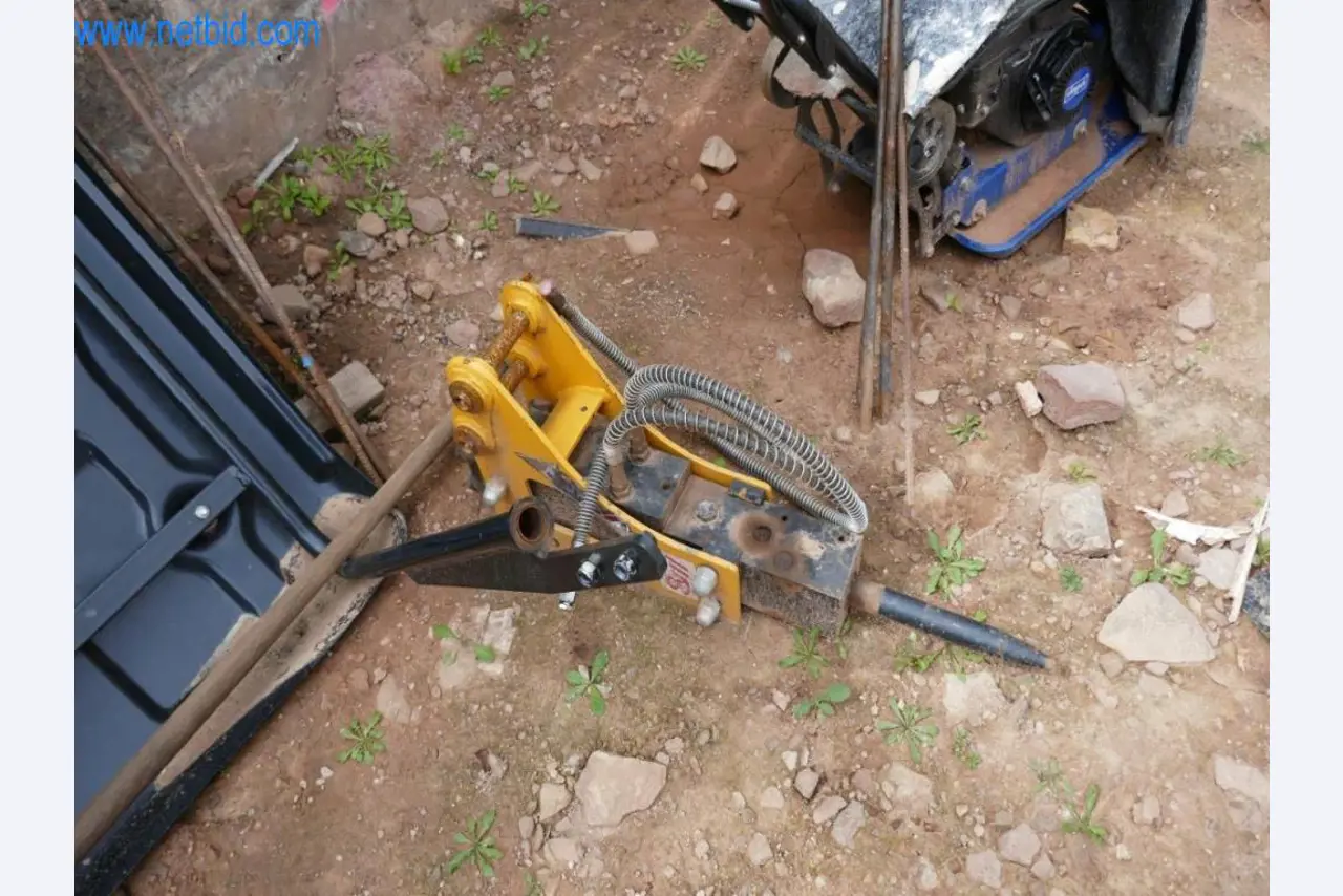 Máquinas e equipamento de uma empresa de construção de estradas-3