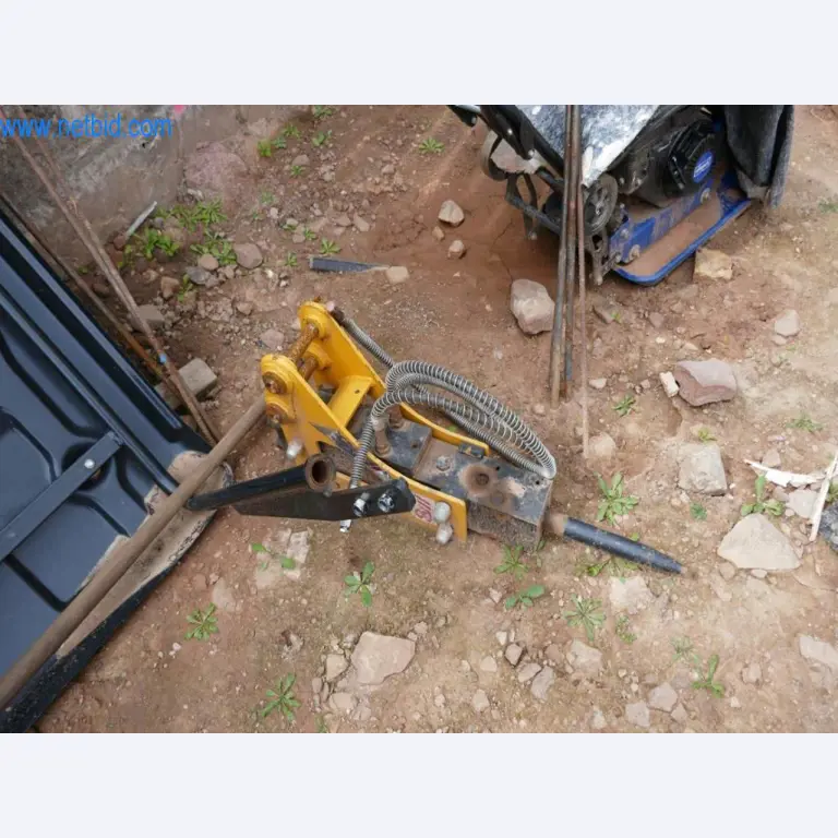 Máquinas e equipamento de uma empresa de construção de estradas-3