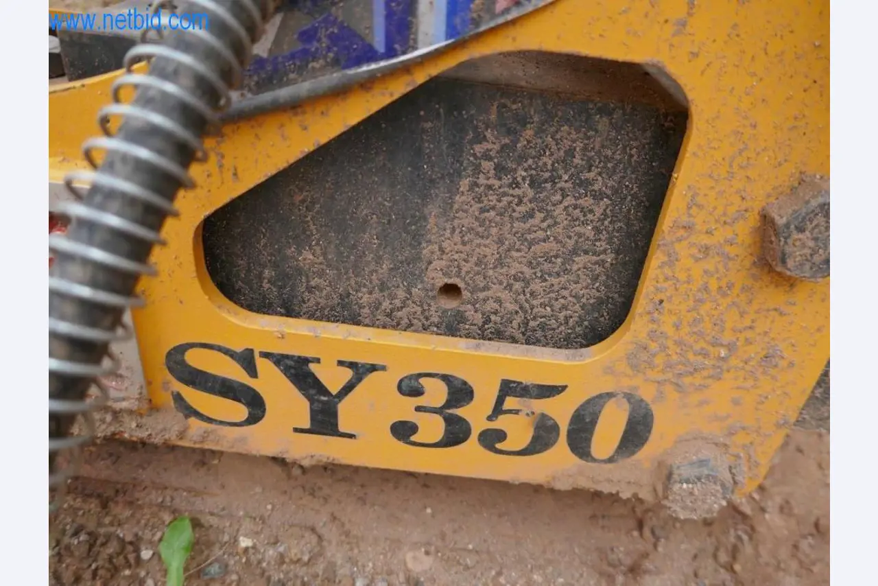 Máquinas e equipamento de uma empresa de construção de estradas-4