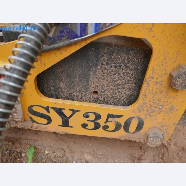 Máquinas e equipamento de uma empresa de construção de estradas-4