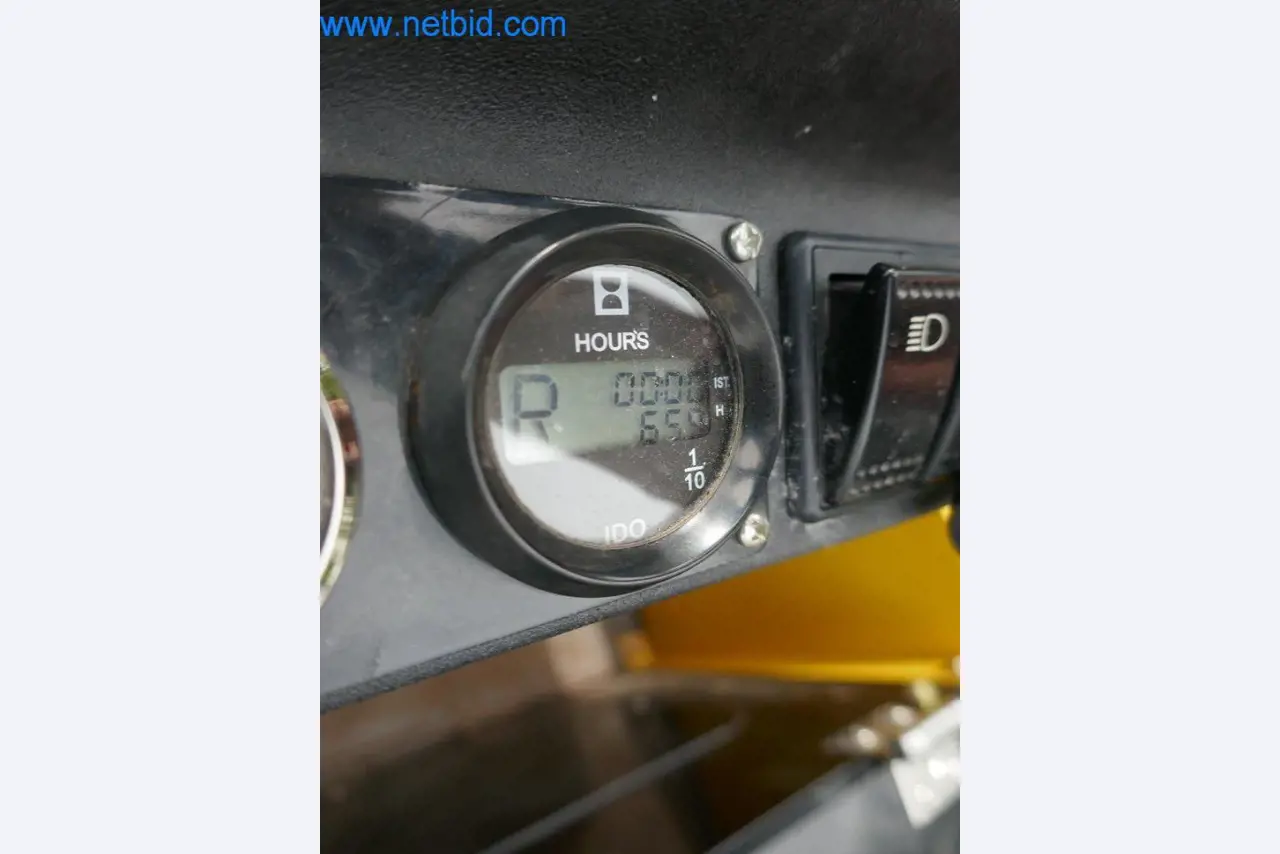 Máquinas e equipamento de uma empresa de construção de estradas-8