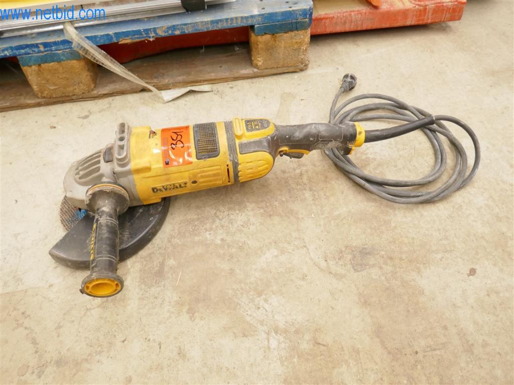 Máquinas y equipos de una empresa de construcción de carreteras-2