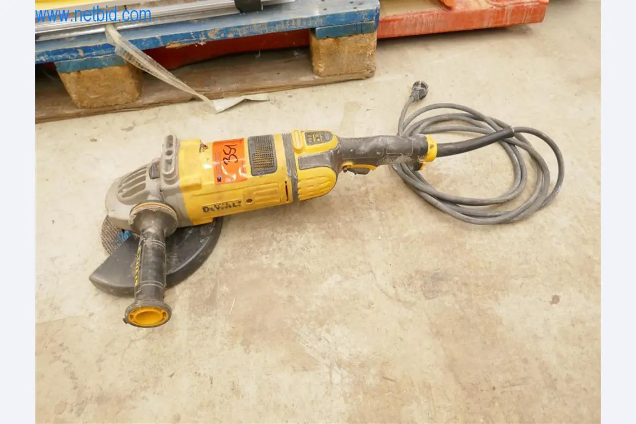 Máquinas y equipos de una empresa de construcción de carreteras-2