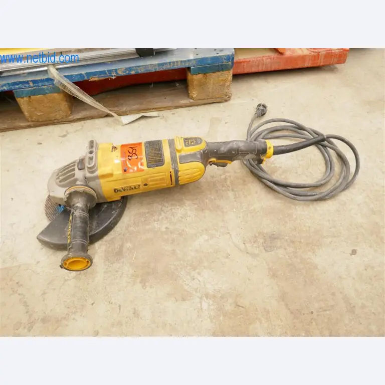 Máquinas y equipos de una empresa de construcción de carreteras-2