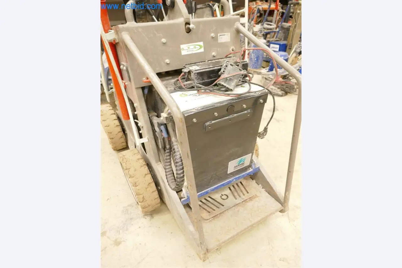 Máquinas e equipamento de uma empresa de construção de estradas-3