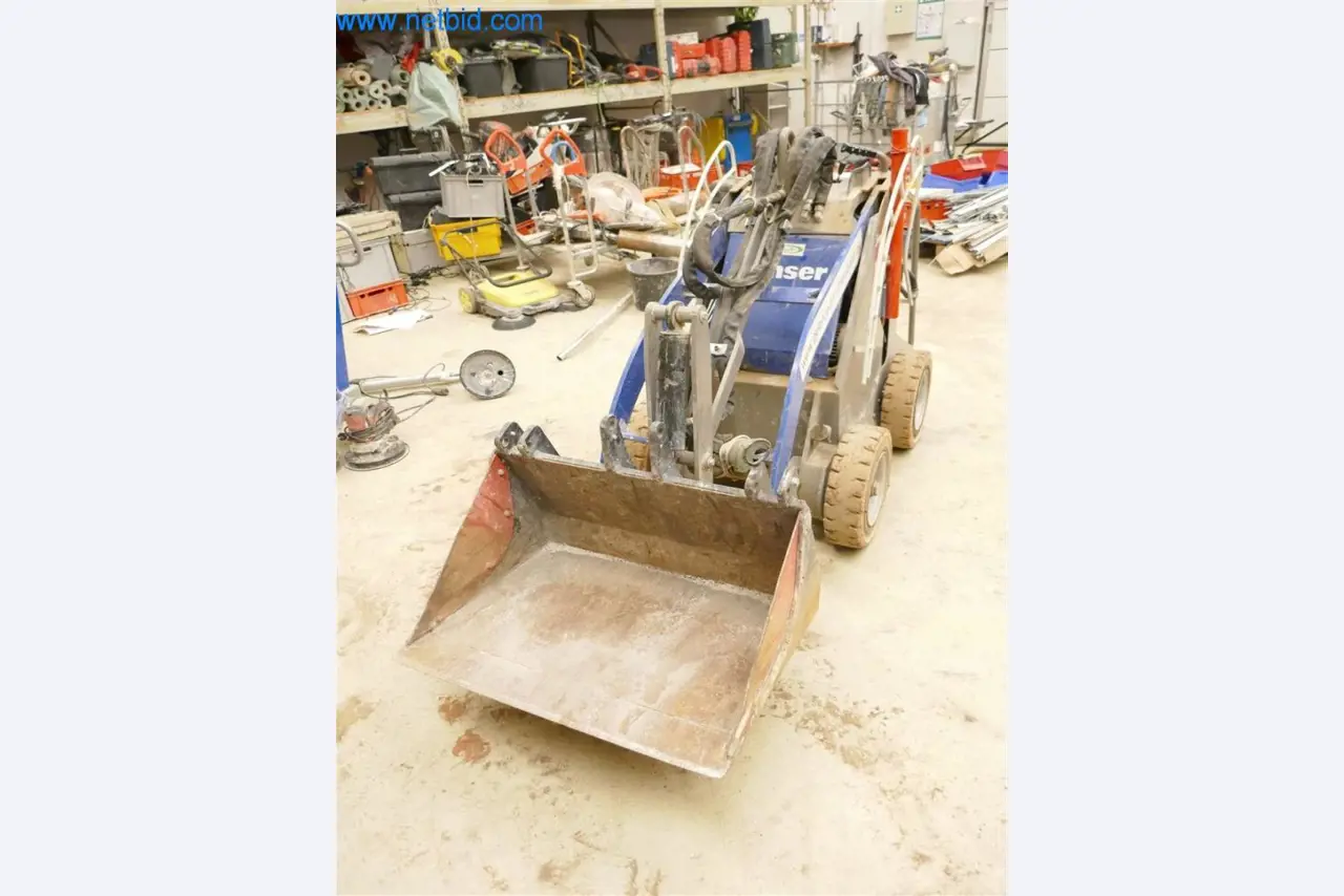 Máquinas e equipamento de uma empresa de construção de estradas-4