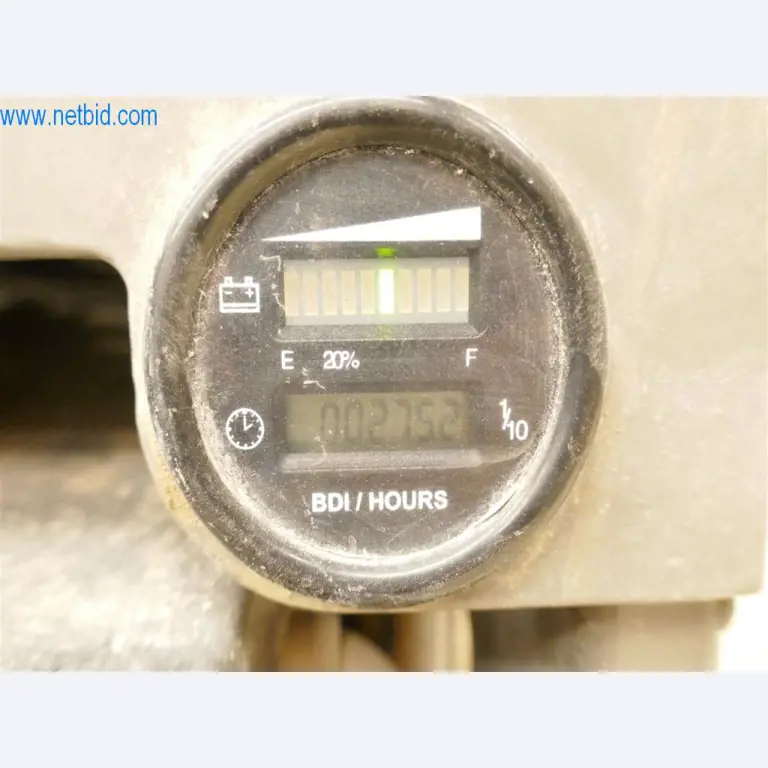 Máquinas e equipamento de uma empresa de construção de estradas-6